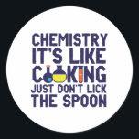 Chemistry Is Like Cooking Funny Chemist Science Ronde Sticker<br><div class="desc">Chemie. Het is als koken. Niet de lepel likken. Grappig en sarcastisch wetenschappelijk ontwerp voor degenen die van chemie houden en wetenschappelijk experimenteren. Koel en humoristisch citaat koopwaar voor docenten chemie, wetenschapper en chemicus. Ideaal voor wetenschapsgeek, nerd, middelbare schoolleraar, leerlingenstudie chemie en degenen die graag chemische reacties bestuderen. Geweldig kerstcadeau...</div>