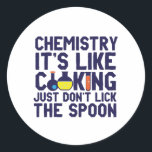 Chemistry Is Like Cooking Funny Chemist Science Ronde Sticker<br><div class="desc">Chemie. Het is als koken. Niet de lepel likken. Grappig en sarcastisch wetenschappelijk ontwerp voor degenen die van chemie houden en wetenschappelijk experimenteren. Koel en humoristisch citaat koopwaar voor docenten chemie, wetenschapper en chemicus. Ideaal voor wetenschapsgeek, nerd, middelbare schoolleraar, leerlingenstudie chemie en degenen die graag chemische reacties bestuderen. Geweldig kerstcadeau...</div>