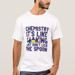 Chemistry Is Like Cooking Funny Chemist Science T-shirt<br><div class="desc">Chemie. Het is als koken. Niet de lepel likken. Grappig en sarcastisch wetenschappelijk ontwerp voor degenen die van chemie houden en wetenschappelijk experimenteren. Koel en humoristisch citaat koopwaar voor docenten chemie, wetenschapper en chemicus. Ideaal voor wetenschapsgeek, nerd, middelbare schoolleraar, leerlingenstudie chemie en degenen die graag chemische reacties bestuderen. Geweldig kerstcadeau...</div>