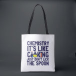 Chemistry Is Like Cooking Funny Chemist Science Tote Bag<br><div class="desc">Chemie. Het is als koken. Niet de lepel likken. Grappig en sarcastisch wetenschappelijk ontwerp voor degenen die van chemie houden en wetenschappelijk experimenteren. Koel en humoristisch citaat koopwaar voor docenten chemie, wetenschapper en chemicus. Ideaal voor wetenschapsgeek, nerd, middelbare schoolleraar, leerlingenstudie chemie en degenen die graag chemische reacties bestuderen. Geweldig kerstcadeau...</div>