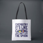 Chemistry Is Like Cooking Funny Chemist Science Tote Bag<br><div class="desc">Chemie. Het is als koken. Niet de lepel likken. Grappig en sarcastisch wetenschappelijk ontwerp voor degenen die van chemie houden en wetenschappelijk experimenteren. Koel en humoristisch citaat koopwaar voor docenten chemie, wetenschapper en chemicus. Ideaal voor wetenschapsgeek, nerd, middelbare schoolleraar, leerlingenstudie chemie en degenen die graag chemische reacties bestuderen. Geweldig kerstcadeau...</div>