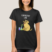 Chemistry Lab Funny Labrador Dog Pun Dark BG T-shirt (Voorkant)