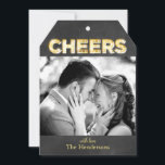 Cheques op Chalkboard Holiday Photo Card Label Sha Feestdagenkaart<br><div class="desc">Uw favoriete foto is voorzien van "Cheers", geschreven in markttentelichten op een trendy chalkboardachtergrond. Het is bedrukt op de kaart in de vorm van een Label, zodat het gemakkelijk kan worden vastgebonden met een lintboog en naar buiten kan worden gemaild, of aan een fles, cadeautas of cadeau kan worden vastgebonden....</div>