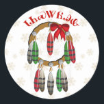 Cherokee Christmas Dream Catcher Ronde Sticker<br><div class="desc">Perfect Amerikaans Indiaas ontwerp voor het kerstseizoen. Zeker een hit te zijn met iedereen die van droomvangers houdt. "Vrolijk kerstfeest" staat in Cherokee letters. (Het wordt ruwweg uitgesproken als Dah-NEE-stah-YO-hee-huh.)</div>