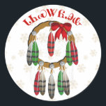 Cherokee Christmas Dream Catcher Ronde Sticker<br><div class="desc">Perfect Amerikaans Indiaas ontwerp voor het kerstseizoen. Zeker een hit te zijn met iedereen die van droomvangers houdt. "Vrolijk kerstfeest" staat in Cherokee letters. (Het wordt ruwweg uitgesproken als Dah-NEE-stah-YO-hee-huh.)</div>