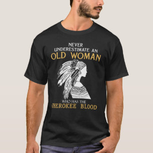 Cherokee Roots - Onderschat nooit een oude vrouw T-shirt