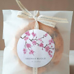 Cherry Blossom Bloom Wedding Ronde Sticker<br><div class="desc">Creëer Een unieke set monogram bruiloft stickers met een kersenbloesem thema. Alle elementen van dit item zijn ontgrendeld en aanpasbaar,  dus veel plezier met het maken en maken van het uw eigen.</div>