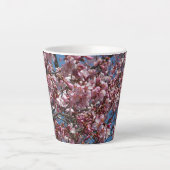 Cherry Blossom en Blue Sky Spring Floral Latte Mok (Voorkant)