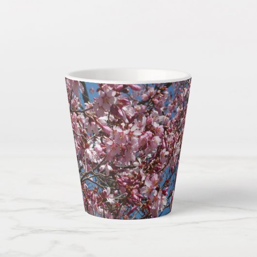 Cherry Blossom en Blue Sky Spring Floral Latte Mok (Voorkant)