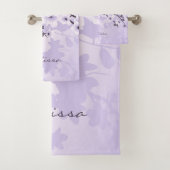 Cherry Blossom Monogram Paarse Floral Bad Handdoek (Insitu)