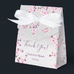 Cherry Blossom Pink Silver Glitter Custom Wedding Bedankdoosjes<br><div class="desc">roze kersenbloesems op een zilveren glitter achtergrond. Schattigee botanische gunstbox met een bedanktekst en aangepaste bruid- en bruidsmeisjesnamen en trouwdatum. Uitzicht het collectie op deze pagina om bijpassende producten te vinden. Voor grotere wijzigingen, zoals andere gebeurtenissen, het verwijderen of toevoegen van ontwerpelementen: ga naar de sectie Lagen door te klikken...</div>