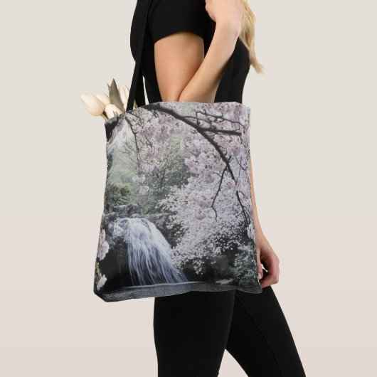 Cherry Blossom Roze pittoreske waterval Tote Bag (Dichtbij)