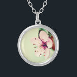 Cherry Blossom Zilver Vergulden Ketting<br><div class="desc">Sluit het uitzicht van de delicate kersenbloesem. Een pastelroze bloem met zachte ronde bladen. Achtergrond is een bleke kalkgroen.</div>