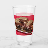 Cherry Chocolate Marshmallow Fudge op een Bord Glas (Achterkant)