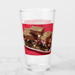 Cherry Chocolate Marshmallow Fudge op een Bord Glas