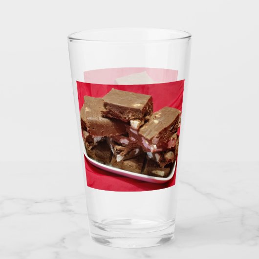 Cherry Chocolate Marshmallow Fudge op een Bord Glas (Voorkant)