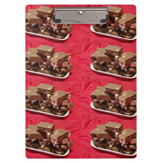 Cherry Chocolate Marshmallow Fudge op een Bord Klembord (Voorkant)