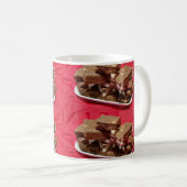 Cherry Chocolate Marshmallow Fudge op een Bord Koffiemok (Voorkant rechts)