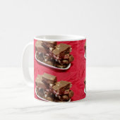 Cherry Chocolate Marshmallow Fudge op een Bord Koffiemok (Voorkant links)