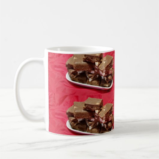 Cherry Chocolate Marshmallow Fudge op een Bord Koffiemok (Links)