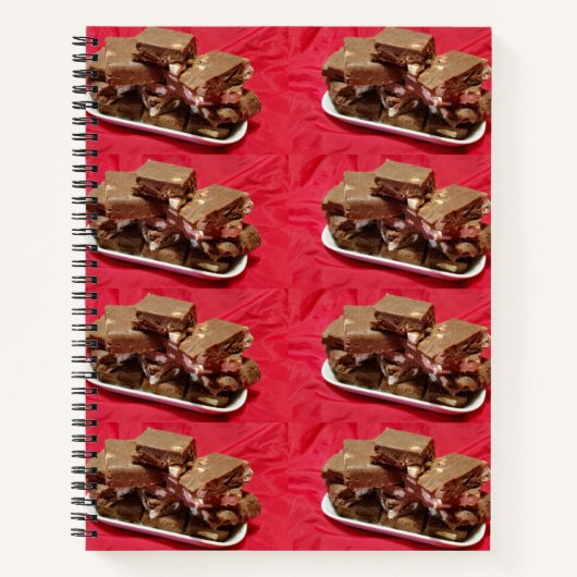 Cherry Chocolate Marshmallow Fudge op een Bord Notitieboek (Voorkant)