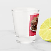 Cherry Chocolate Marshmallow Fudge op een Bord Shot Glas (Links)