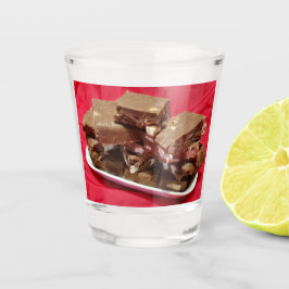 Cherry Chocolate Marshmallow Fudge op een Bord Shot Glas