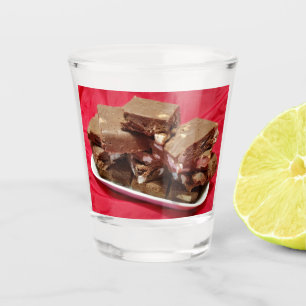 Cherry Chocolate Marshmallow Fudge op een Bord Shot Glas