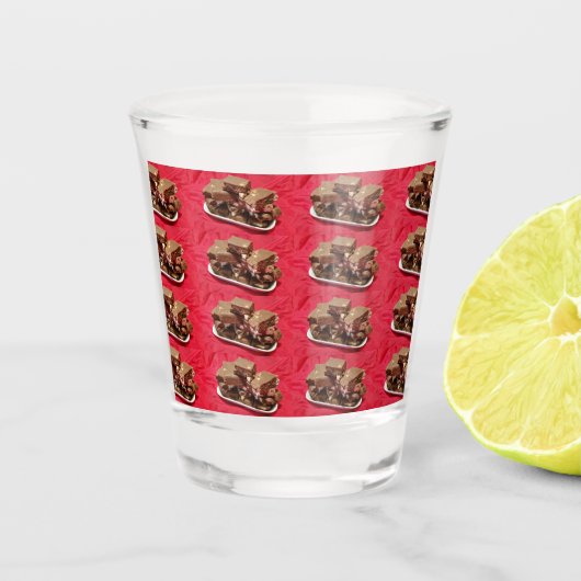 Cherry Chocolate Marshmallow Fudge op een Bord Shot Glas (Voorkant)
