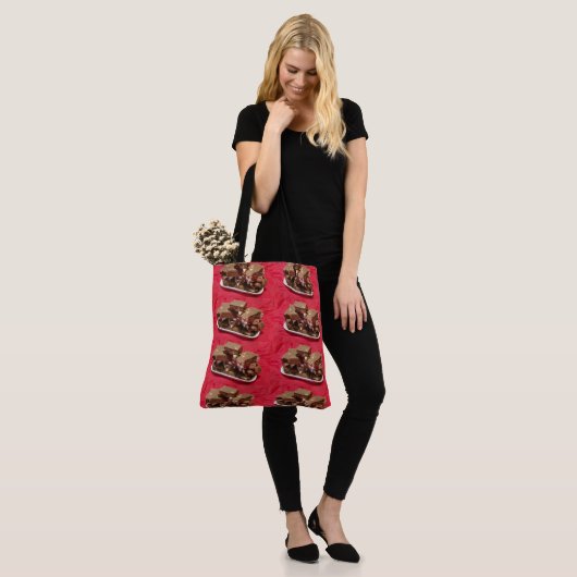 Cherry Chocolate Marshmallow Fudge op een Bord Tote Bag (Op model)