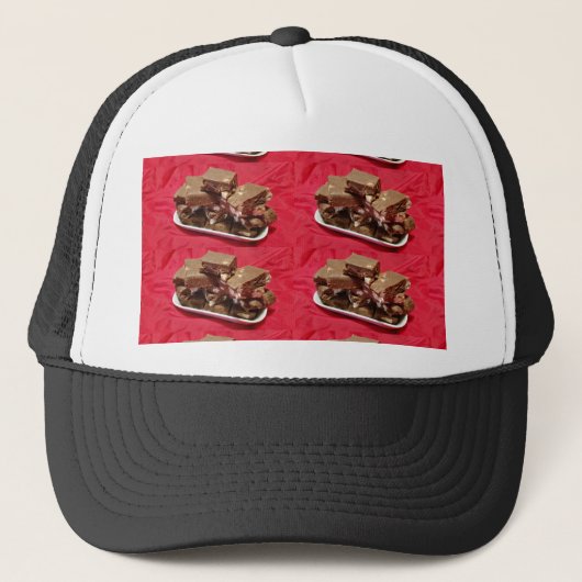 Cherry Chocolate Marshmallow Fudge Op Een Bord Trucker Pet (Voorkant)
