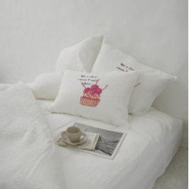 Cherry Cupcake Valentine – Hand-Drawn Dessert Accent Kussen