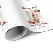 Cherry eerste gelukkige verjaardagsfoto kinder mod cadeaupapier (Rol Hoek)
