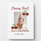 Cherry eerste gelukkige verjaardagsfoto kinder mod fotoplaat (voorkant)