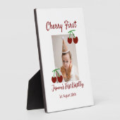 Cherry eerste gelukkige verjaardagsfoto kinder mod fotoplaat (Zijkant)
