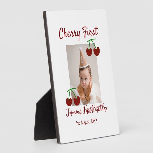 Cherry eerste gelukkige verjaardagsfoto kinder mod fotoplaat (Zijkant)