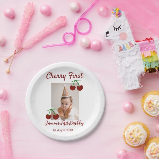 Cherry eerste gelukkige verjaardagsfoto kinder mod papieren bordje (Feest)