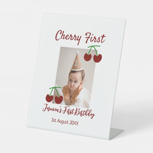 Cherry eerste gelukkige verjaardagsfoto kinder mod reclamebord met voetstuk (Voorkant)