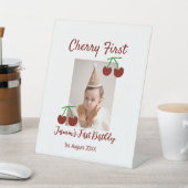 Cherry eerste gelukkige verjaardagsfoto kinder mod reclamebord met voetstuk (Insitu)
