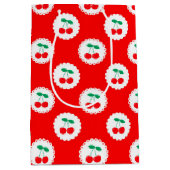Cherry Pattern – Retro Fruit Gift & Decor Medium Cadeauzakje (Voorkant)
