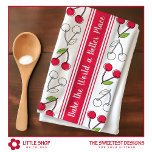 Cherry Red Stripe Theedoek<br><div class="desc">Voeg een vleugje tijdloze charme toe aan uw keuken met deze aanpasbare keukenhanddoek met Franse strepen in stijl, een speels kersenpatroon en de zin "Bak de wereld een betere plek." Geïnspireerd door de keuken accessoires uit de jaren 1950, zal deze handdoek een nostalgische flair in uw huis brengen. Personaliseer de...</div>