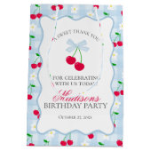 Cherry Sweet Blue Coquette Boog Verjaardagsgunsten Medium Cadeauzakje (Achterkant)