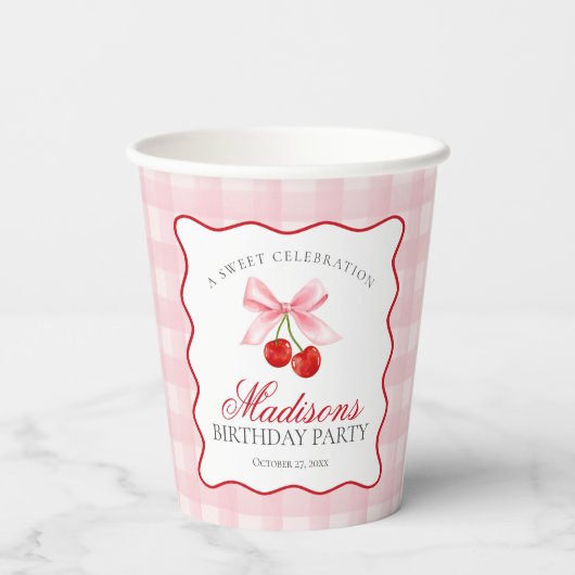 Cherry Sweet Pink Coquette Bow Gingham Verjaardag Papieren Bekers (Achterkant)