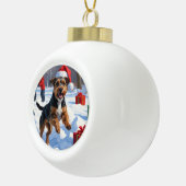 Chesapeake Bay Retriever Sneeuw met Kerstmis Pet Keramische Bal Ornament (Rechts)