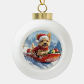 Chesapeake Bay Terrier Hond in Sledge Kerstmis Keramische Bal Ornament (Voorkant)