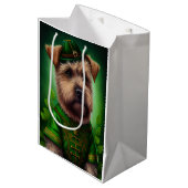 Chesapeake Bay Terrier in St. Patrick's Day Dress Medium Cadeauzakje (Voorkant Gekanteld)