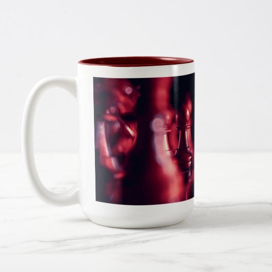 Chess Art Coffee Mok – Schaakbord Design Print" (Links)