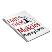 Chess Player Funny heeft spieren die Chess Notitieboek (Rechterzijde)