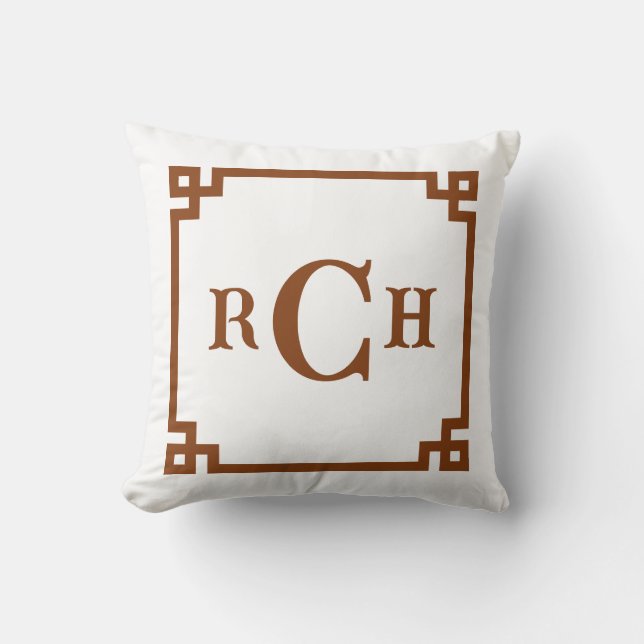 Chestnut Brown Chinoiserie Greek Key Monogram Kussen (Voorkant)