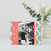 Chevron - Aangepaste Save the Date - Koraal Tanger Aankondigingskaart (Staand voorkant)